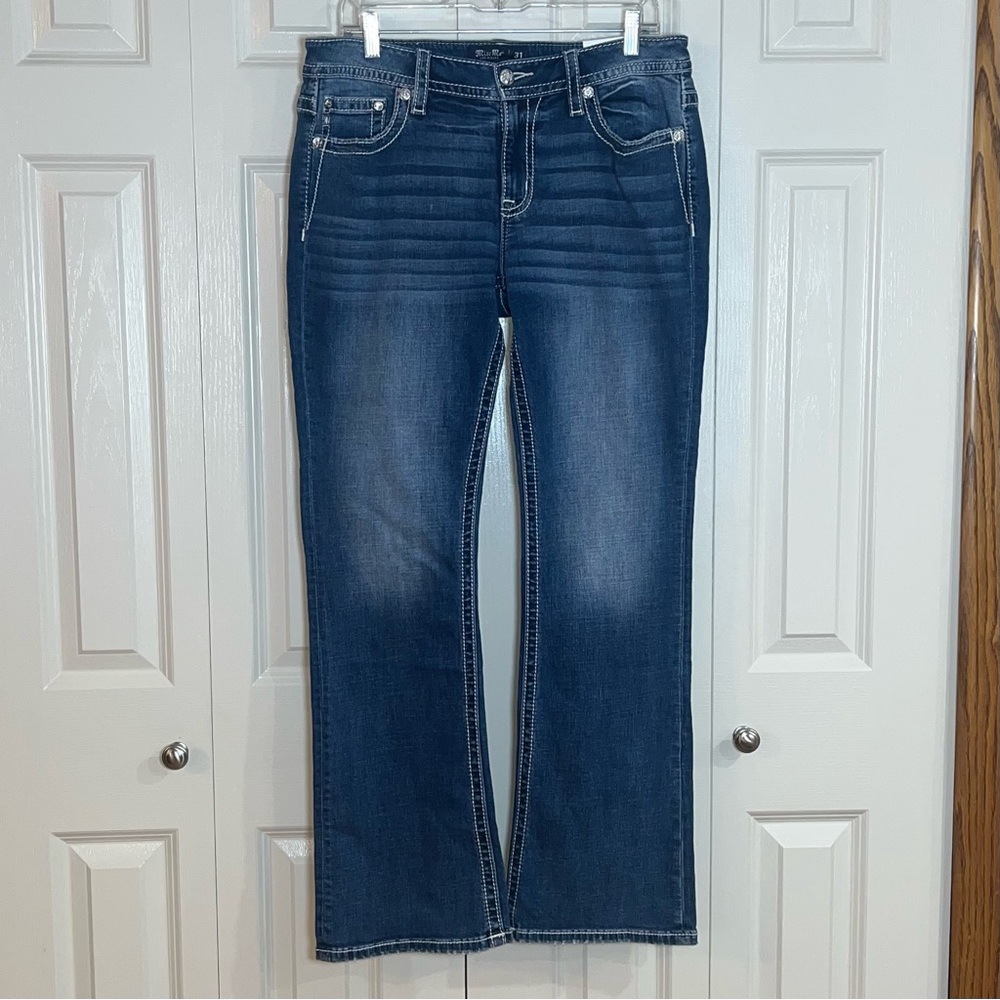Miss Me Embellished
Bootcut Jeans with Paisley & Rhinestone
Detail Size 31 NWT